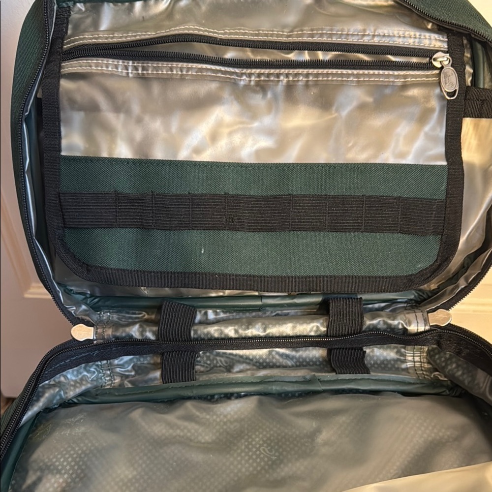 Men’s Green Travel Bag lots of space and pockets! - Picture 9 of 12